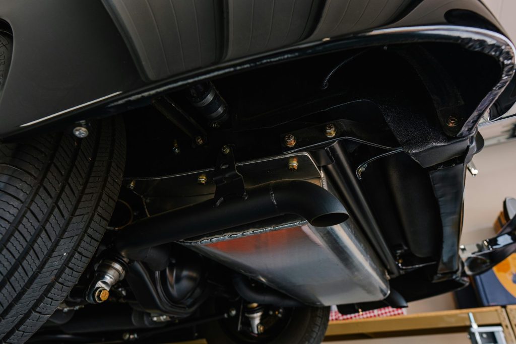 Unterseite eines schwarzen Oldtimers