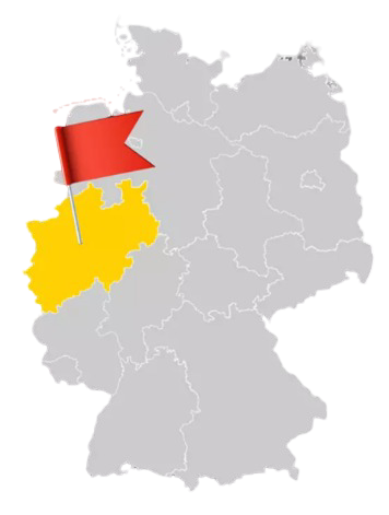 Deutschlandkarte mit der deutschen Flagge im Hintergrund.